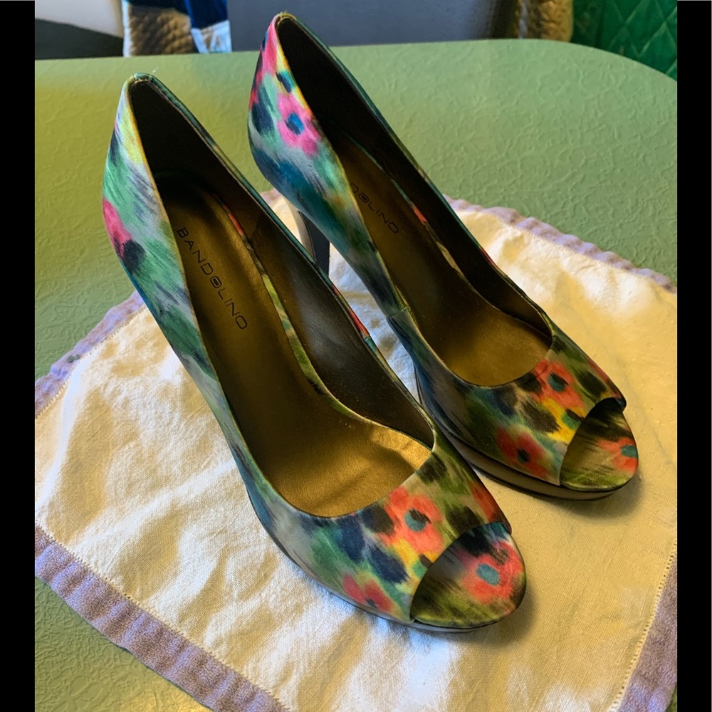 Bandolino peekaboo toe floral pumps